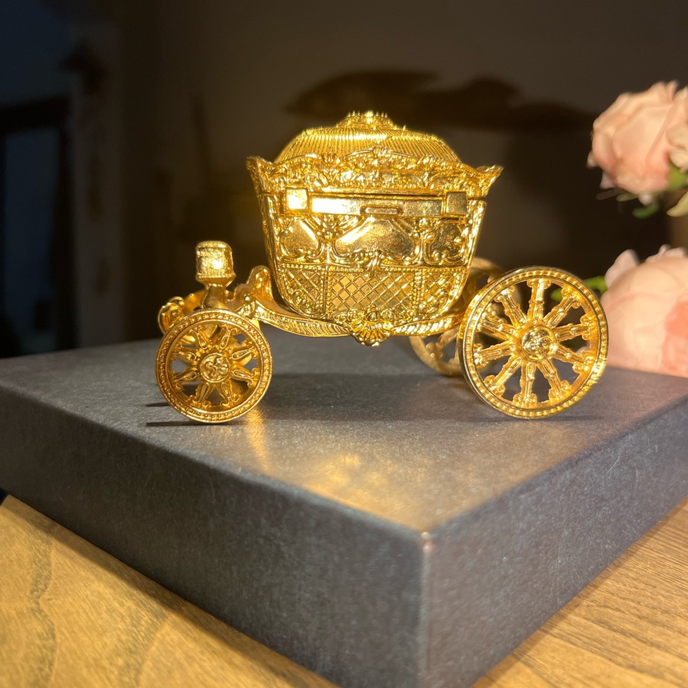 Elegant Gold Carriage Ring Prsentation box some gold paint missing on top knob